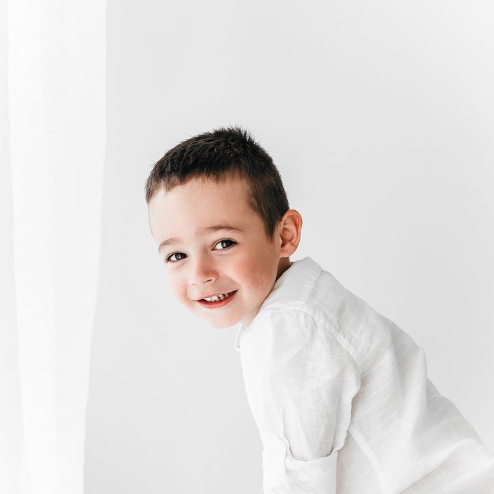photographe enfant en chemise blanche